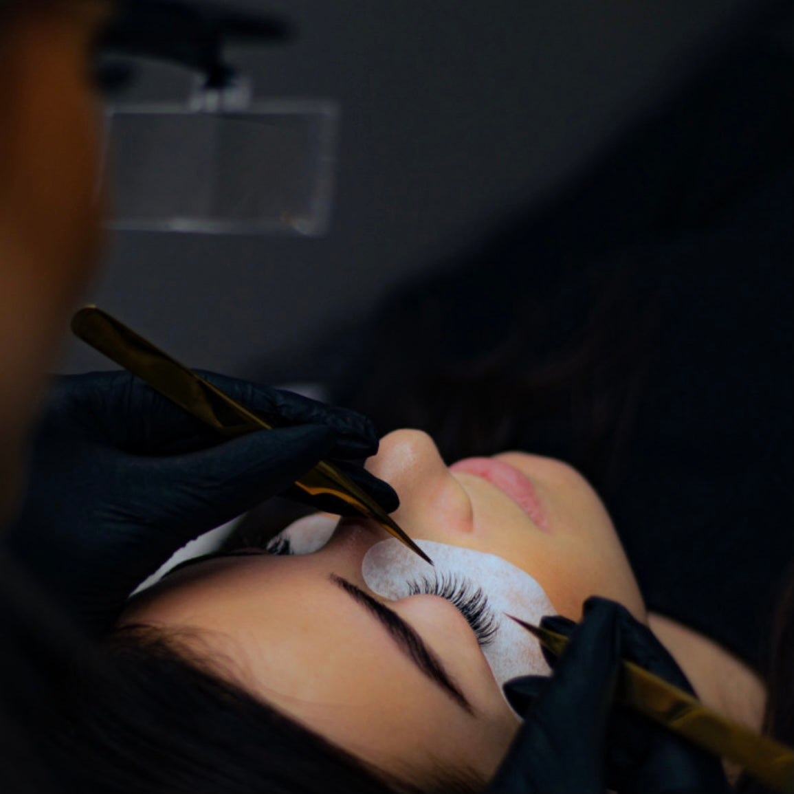 Kvinde der får lagt eyelash extensions